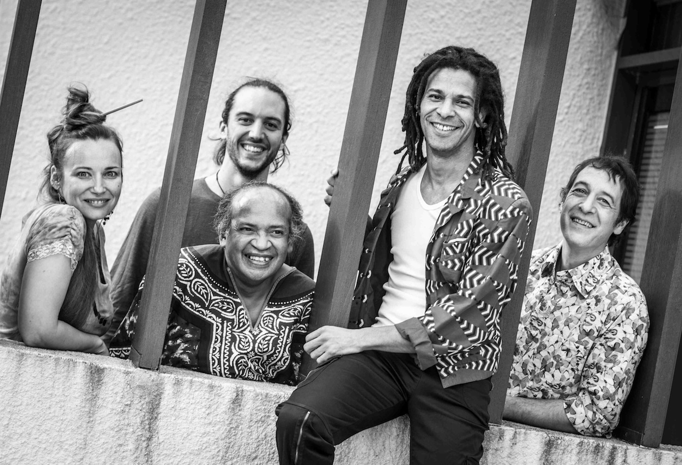 Les cinq membres du groupe Richard Kara qui jouent au Café Le Centre à Saint Marc sur Mer