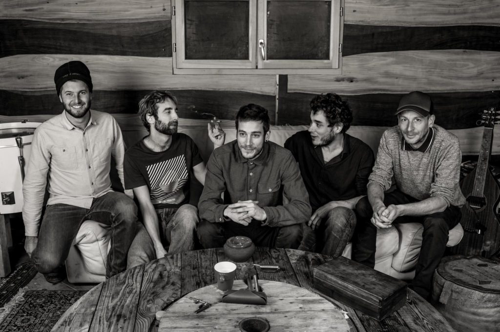 Les 5 membres du groupe Simawé en concert au Café Le Centre pour le festival Culture Barbars 2018