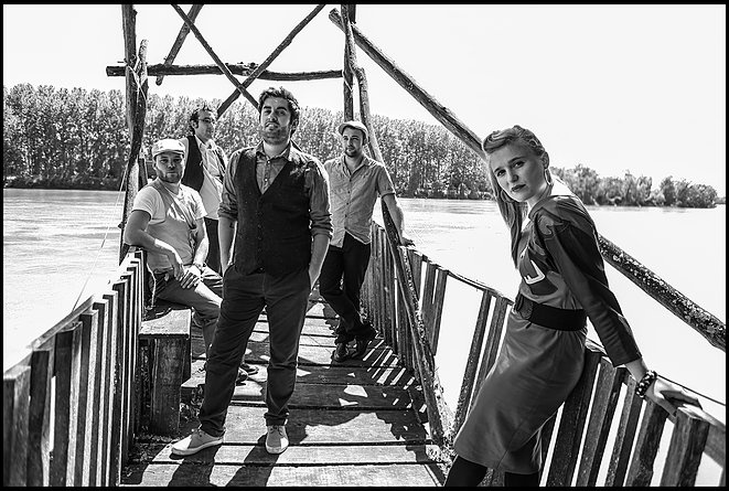 Le groupe 'Foolish King' sur la scène de café concert Le Centre à Saint-Marc-sur-Mer.