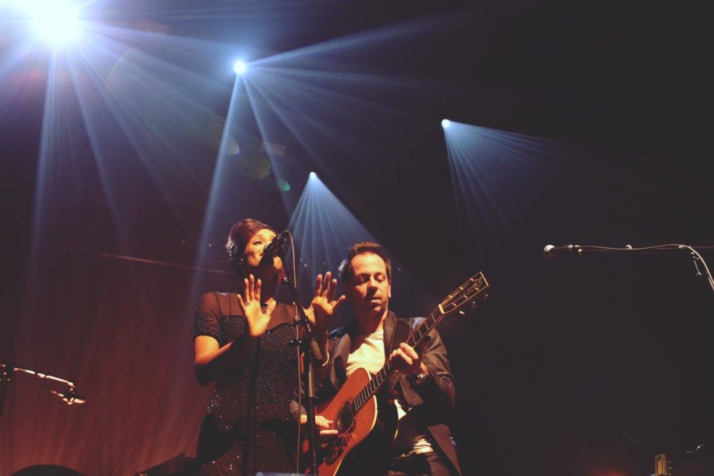 La chanteuse et le guitariste du duo 'Djü Djü' sur scène, live au Centre à Saint-Nazaire