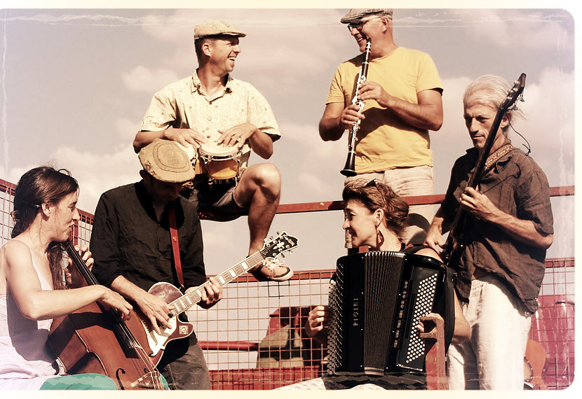 Le groupe Chili con Penfao en concert au café Le Centre à Saint Marc sur Mer