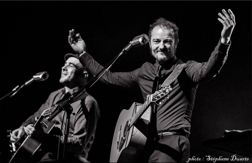 Le duo folk-blues nantais Alex de Vree et Erwan Le Fichant en concert au café concert Le Centre à Saint-Nazaire.