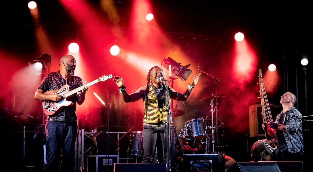 Le groupe Djusu, en concert au café-restaurant Le Centre à Saint-Marc-sur-Mer.