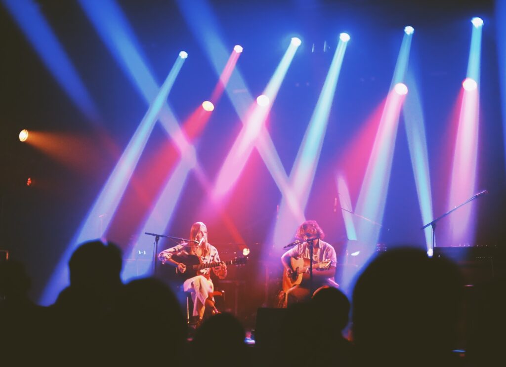 Coconut, duo acoustique de Saint-Nazaire en concert au café Le Centre.