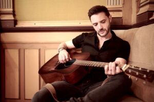 Le chanteur guitariste 'Beryce', Folk/rock nantais en concert au café restaurant Le Centre à Saint-Marc-sur-Mer.