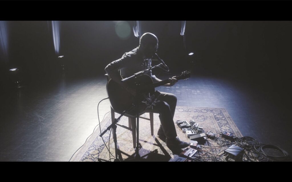 Aymeric Maini en concert en duo au café concert Le Centre à Saint Nazaire.