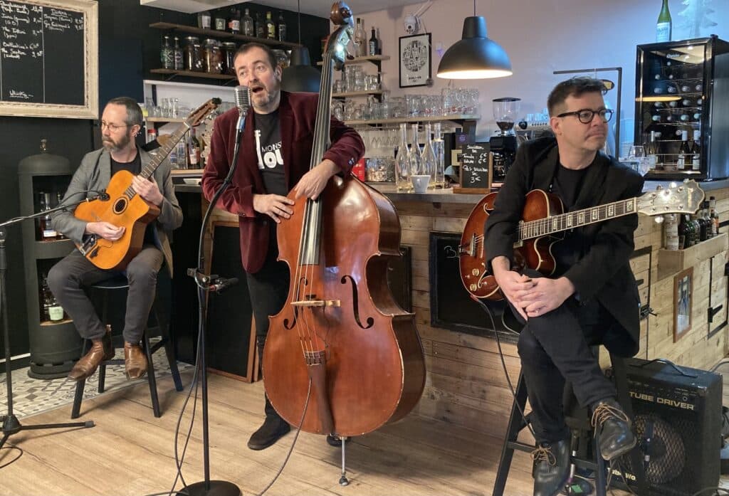 Le trio de chansons manouche 'Monsieur Nours' sur la scène du café-concert Le Centre à Saint-Nazaire.