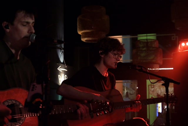 Le duo de folk/rock acoustique Nazairien 'Savile Row', en concert au café concert Le Centre à Saint Marc sur Mer