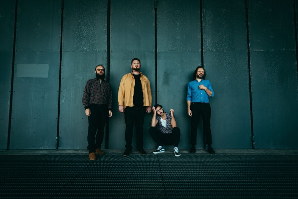 Le groupe d' indie-pop 'Vertical' sur la scène du café restaurant Le Centre à Saint Nazaire.